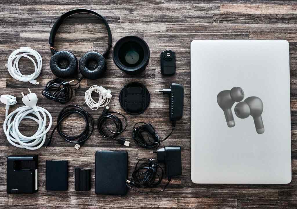 Latest tech gadgets and accessories neatly arranged – featured image for GadgetFreeks.com tech reviews and insights